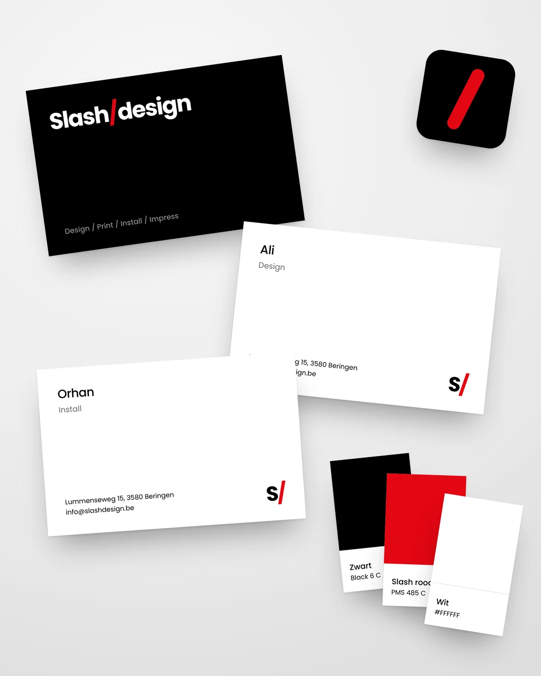 Visitekaartjes en kleurstalen in de huisstijl van Slash Design