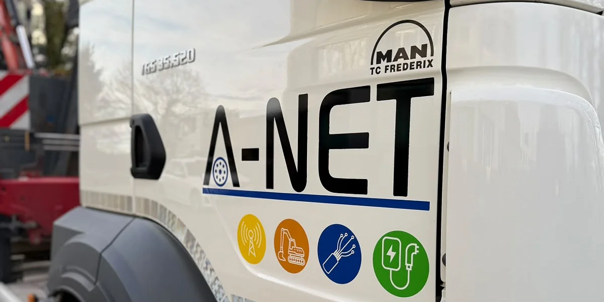 Belettering van A-NET op de cabine van een MAN-vrachtwagen