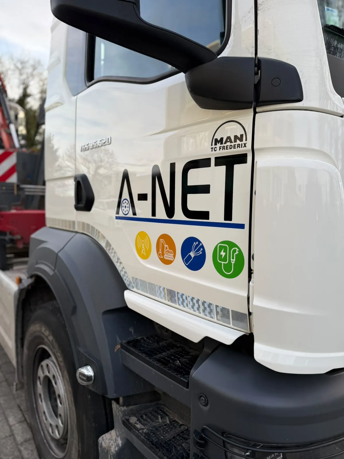 A-NET belettering op een MAN-vrachtwagen